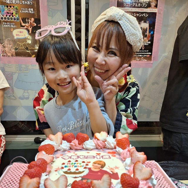 同じ４月生まれの親子でバースデーケーキを前に誕生日と開店を祝う浜田ブリトニー（右）と７歳の長女・雫（しずく）さん＝東京・浅草の「ＣＡＦＥオカオカ」