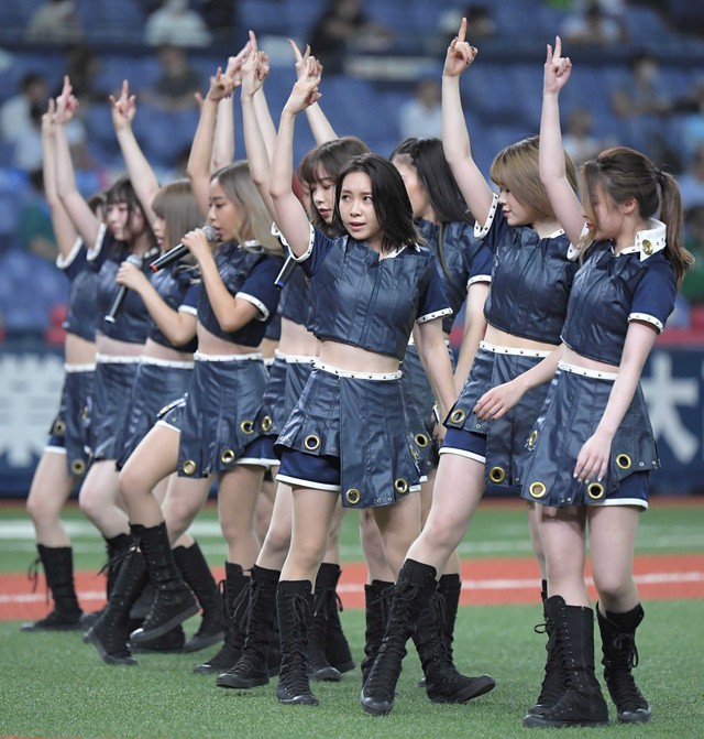 京セラドームの試合前に歌とダンスを披露するＢｓＧｉｒｌｓ＝２０年７月