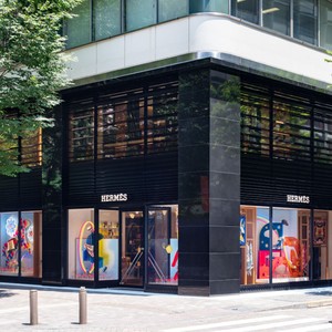 日本で初めてのエルメスブティック丸の内店がリニューアルオープン。