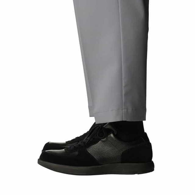 黒スニーカーで商談に行ったら戻れなくなった（提供：アシックスウォーキング　1231A227　35,200円（GORE-TEX防水））