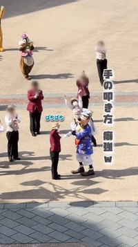 力いっぱい拍手を送るグーフィー。その独特な手の動きに「手の叩き方、癖強！」とコメントを添えた／ゆっきーさん（@yuki.m.h）提供