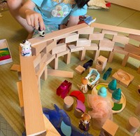 完成した「万博」で遊ぶ娘さん（提供：世界史の鳩／山本直人さん）