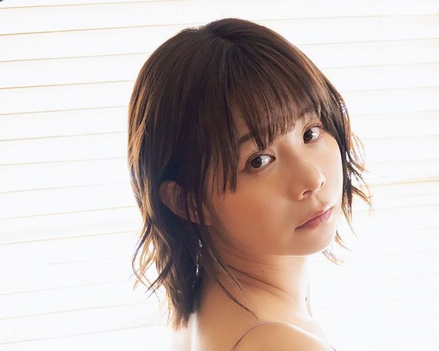 真奈「週刊SPA! 」(扶桑社)5月19日号より＝撮影／田中智久 ヘアメイク／小笠原菜瑠 スタイリング／田中陽子