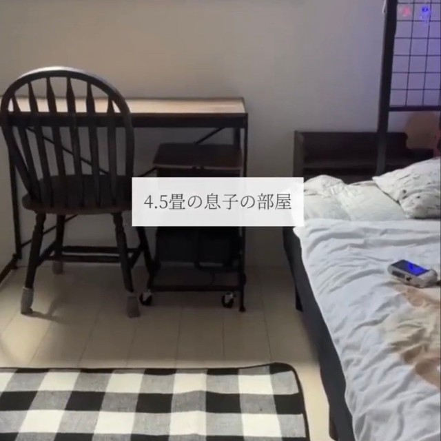  4.5畳の息子さんの部屋／ちょびろぐさん（@chobiloghome）提供