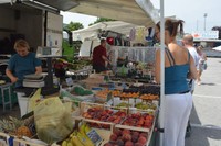 サンマリノ・スタジアム前の市場。野菜や魚、花などを求める地元の人たちでにぎわっていた