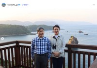 「令和7年8月須崎御用邸（静岡県）でのお写真。天皇皇后両陛下（展望台にて）」（宮内庁公式インスタグラムから）