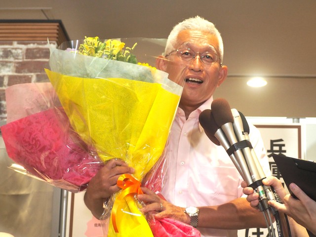 参院選・兵庫選挙区で当選確実となり、花束を手にインタビューを受ける泉房穂氏＝神戸市内