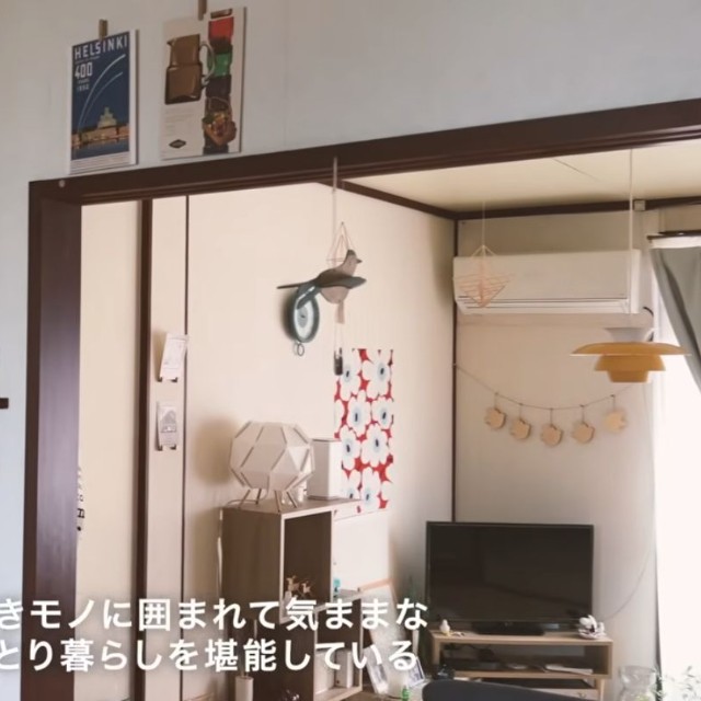 好きなものを飾った棚や照明が映える、和室2DKの室内／かもめ子さん（@kamomeko.kurashi）提供