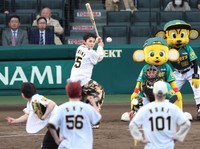 ファーストピッチセレモニーで打席に立つJO1の川西拓実（2024年4月撮影）