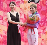 プレゼンターの倉科カナ（左）とオークスを制した今村聖奈