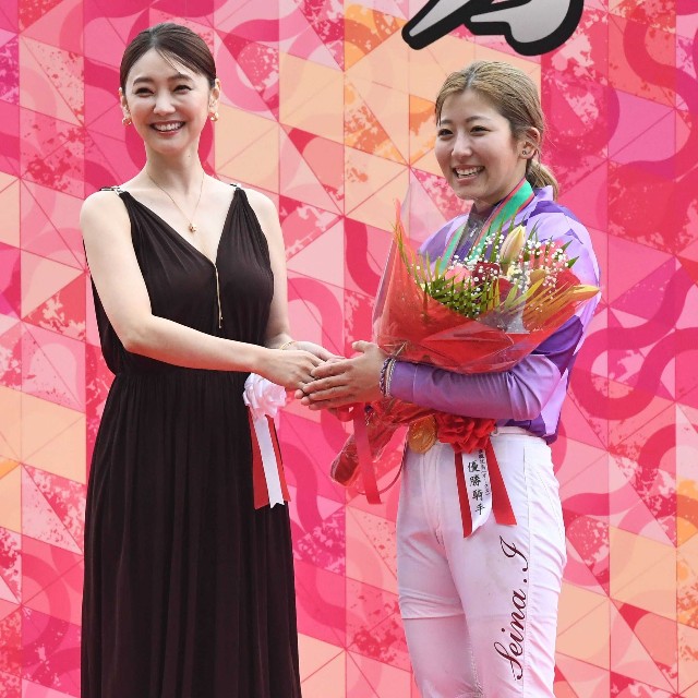 プレゼンターの倉科カナ（左）とオークスを制した今村聖奈