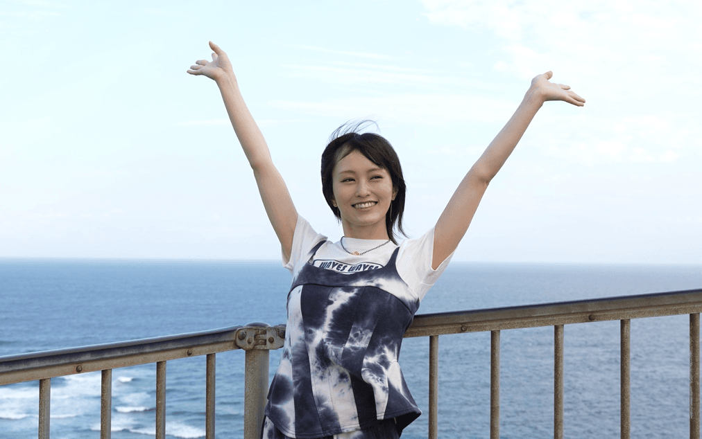 果報バンタからの絶景に喜ぶ山本彩