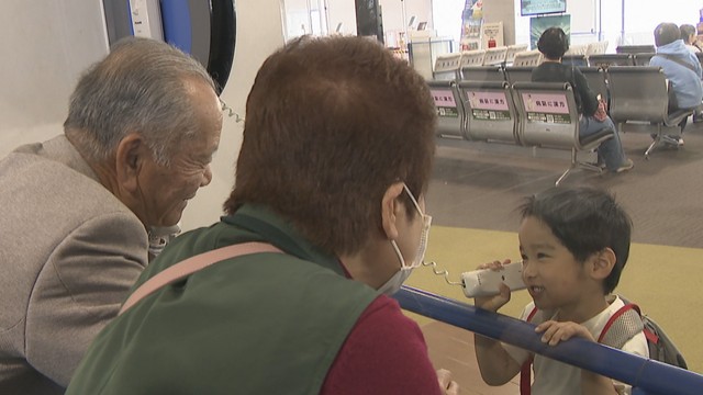 【特集】35年以上続く見送りのかたち　高松空港の見送り電話　“ガラス越し”に交わす言葉に物語あり