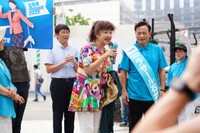 ラサール石井の応援にかけつけた清水よし子
