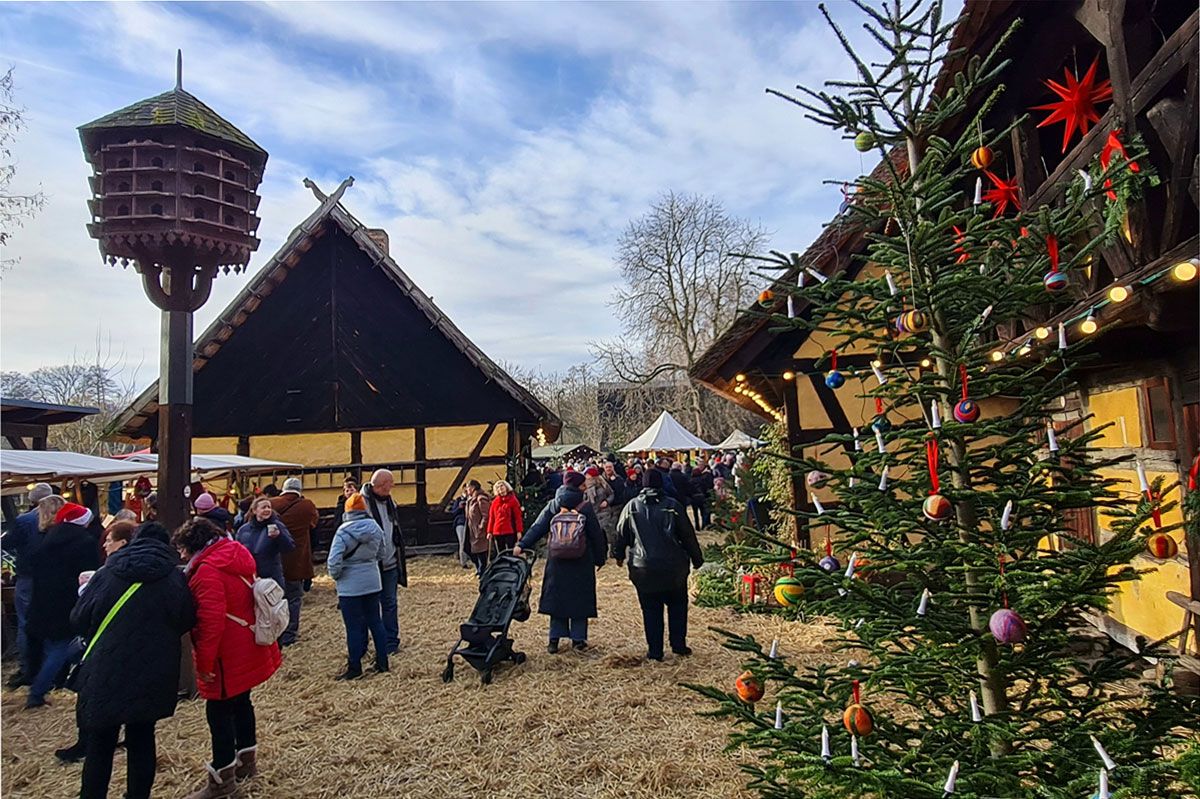 シュプレーヴァルトの森で開かれる、少数民族ソルブのクリスマス市