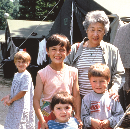 ＊本書カバーより引用。クロアチアの避難民キャンプを訪問 (1992年、UNHCR/S. Foa) 