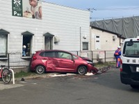 【速報】仙台・太白区　車がアパートや店舗の壁に衝突　８０代の男女けが