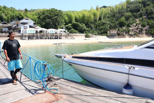 マリンアクティビティが楽しめるＬＯＫＡＨＩをオープンした長瀬さん。砂浜の背後が宿泊施設。