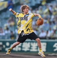 ファーストピッチセレモニーを行う上地雄輔＝甲子園