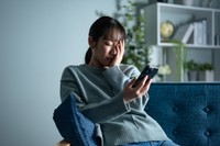 困窮を経験した単身生活者の多くが、家賃や食費を削ってでも「通信手段の維持」を優先　※画像はイメージです（ponta1414/stock.adobe.com）