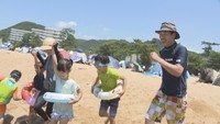 「行くぞー！」3連休最終日　岡山・玉野市の渋川海水浴場に多くの人