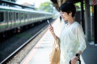 電車を待っている女性※画像はイメージです（Monet/stock.adobe.com）
