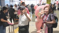 高雄と高松を結ぶチャーター便の乗客　高松空港