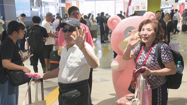 高雄と高松を結ぶチャーター便の乗客　高松空港
