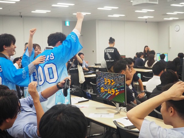 「－パワフルプロ野球－第2回ハルカスカップ」で盛り上がる会場の様子＝大阪・あべのハルカス