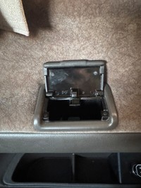 灰皿は各座席に装備