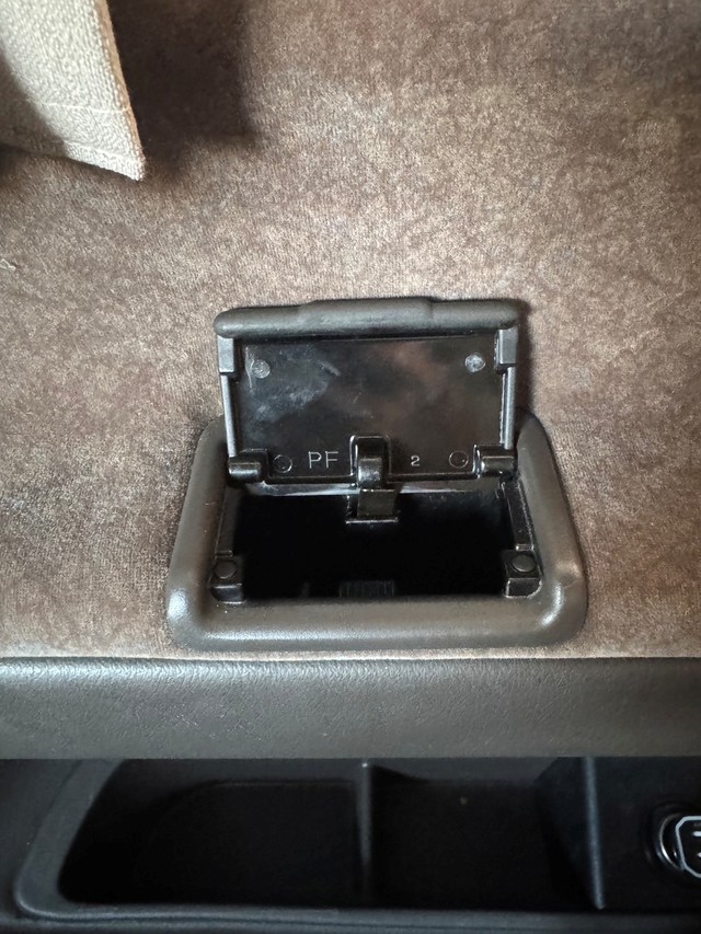 灰皿は各座席に装備