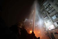 ウクライナ非常事態庁が2月25日、ロシア側の攻撃を受けたキエフの集合住宅の様子として投稿した写真