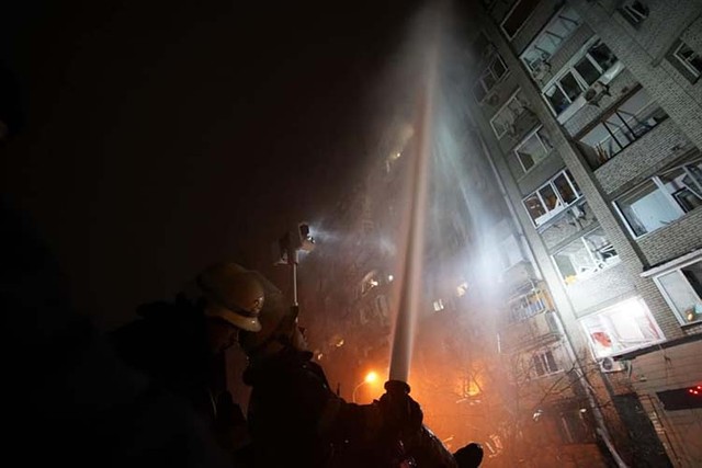 ウクライナ非常事態庁が2月25日、ロシア側の攻撃を受けたキエフの集合住宅の様子として投稿した写真