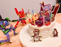 5歳の誕生日に作った手作りエヴァケーキ　手前の使徒とディスプレイは息子さん作／usagijiruさん（@usagijiruさん）提供