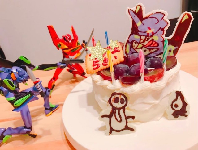 5歳の誕生日に作った手作りエヴァケーキ　手前の使徒とディスプレイは息子さん作／usagijiruさん（@usagijiruさん）提供
