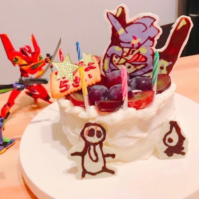 5歳の誕生日に作った手作りエヴァケーキ　手前の使徒とディスプレイは息子さん作／usagijiruさん（@usagijiruさん）提供