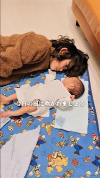 少し成長した次男と寄り添う長男／厚化粧とハゲナルシストさん（@atsuhage88）提供