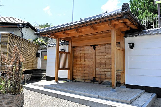 While yakuza offices close, gang's main base quietly remains | The