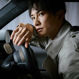 動き続ける町田啓太。その視線に映るものは……？3月24日（月）発売の最新号からビジュアルを先行公開！