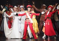 　『ＧＵＹＳ　ＡＮＤ　ＤＯＬＬＳ』でスカイを演じる鳳月杏（中央）＝宝塚大劇場