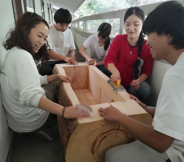 足湯に用いるヒノキを磨く京都芸術大湯道部の部員たち（京都市左京区・京都芸術大）