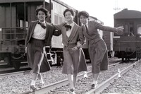 笑顔を見せる少女隊の（左から）レイコ、ミホ、チーコ＝1985年