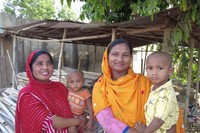 旧式のれんが工場の近くに住む人々。工場が稼働する乾期には、子どもに肌の異常や咳が出ると話した=2024年5月3日、ダッカ近郊、荒ちひろ撮影