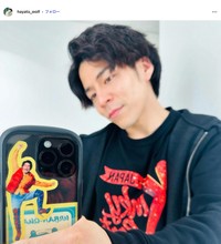 俳優竹廣隼人さん「パンフレットの正規位置に貼るもよし、携帯に入れちゃうもよしです」（本人の公式インスタグラムから）