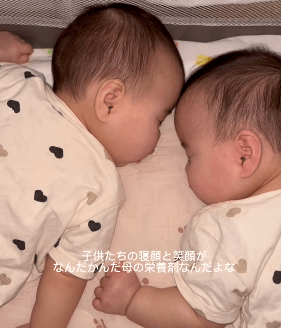 おでこをくっつけて眠るにこちゃんとみこちゃん（提供：@muu._3sistersさん）