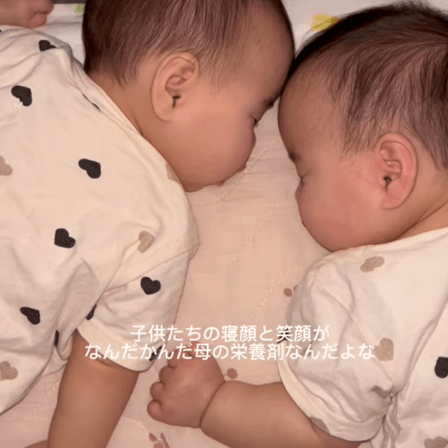 おでこをくっつけて眠るにこちゃんとみこちゃん（提供：@muu._3sistersさん）