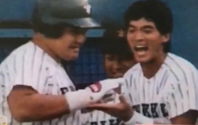 立教大時代、矢作さん（左）の逆転本塁打を自分のことのように喜ぶ長嶋一茂さん