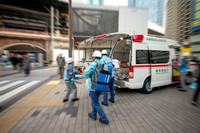 救急隊員の玄関の靴は触らないで！※画像はイメージです（ Caito/stock.adobe.com）