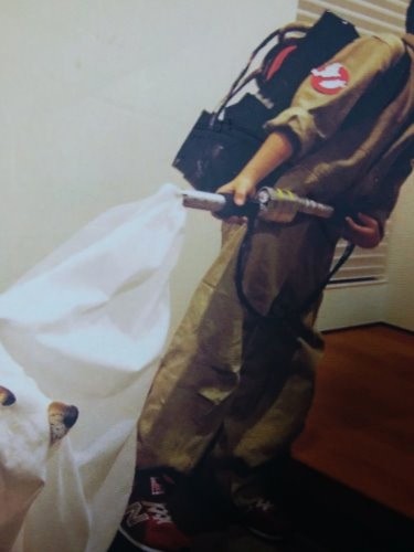 ゴーストバスターズ役の孫の悠君に吸われるアンディ「あれ～ボク幽霊でなく犬、犬」