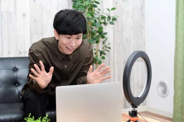 会社倒産の身の上を配信したら投げ銭が！これって犯罪になるの？　※画像はイメージです（koumaru/stock.adobe.com）